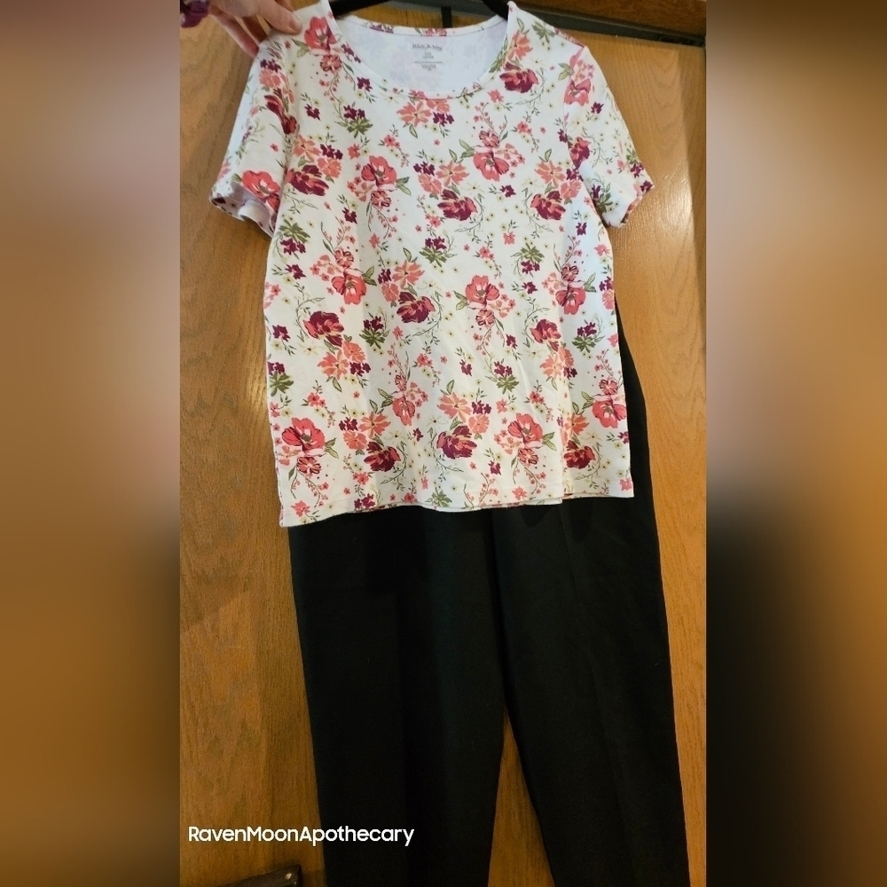 Womens Outfit - Picture 2 of 8